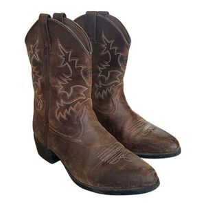 Ariat Kids Heritage R Toe Western Boots in Distressed Brown 
Size 3 US / (8.5”)